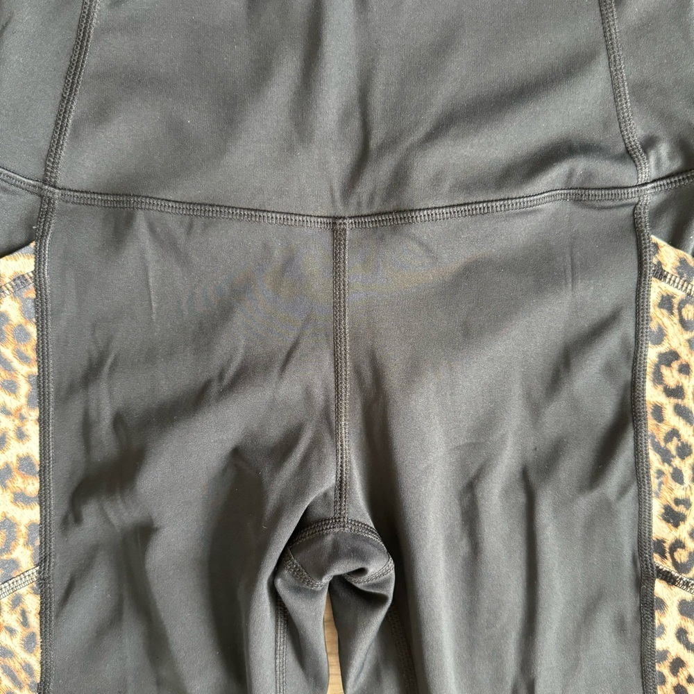 🦊 ZYIA Cheetah Leggings w/pockets - Picture 5 of 6